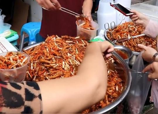 研究生菜市场摆摊卖鸡爪:坚信能做大收入比坐班高