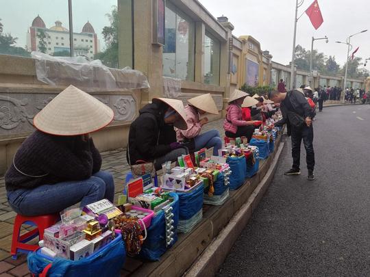 越南边民在中国东兴口岸附近摆摊做生意.