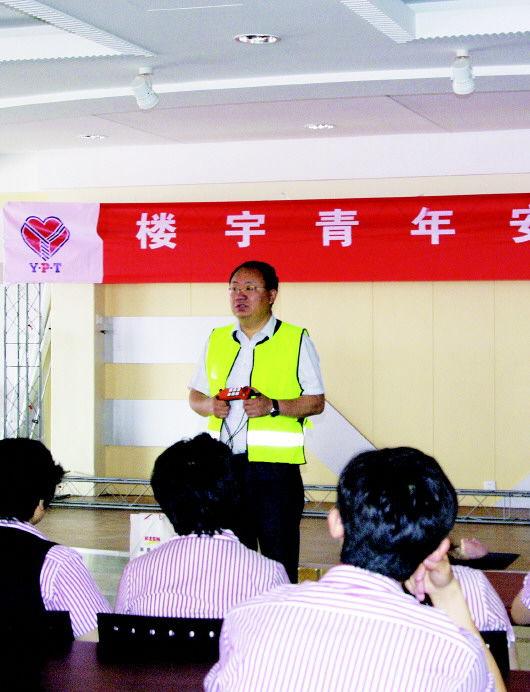 "公益创业"是基于奉献和社会责任感来做;其次是目的不同,"公益创业"是