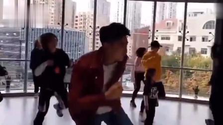 金瀚跳舞的视频，舞姿优美充满活力，帅呆了