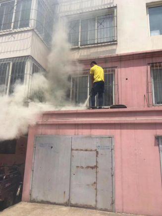 装空调遇小区着火这俩师傅客串起消防员