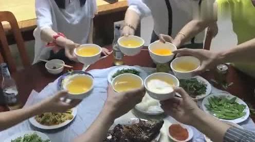 东北闺蜜聚会喝酒,看这阵势,直接用碗喝酒啊!