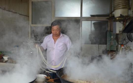 农村大叔卖“特色”小吃，1份10元，每天能卖300碗，顾客排队来吃