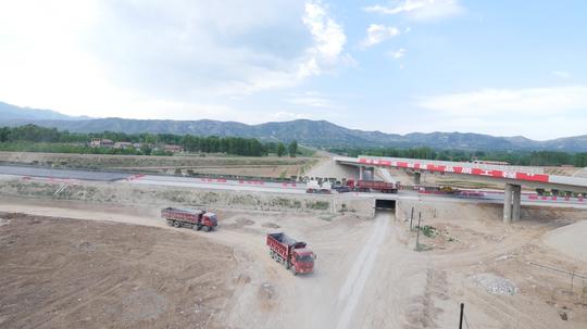 高速公路建筑工地工程车队_3840x2160_高清视频素材