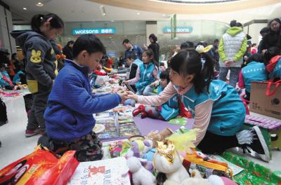大连青少年易物大集600多孩子当老板"做买卖"