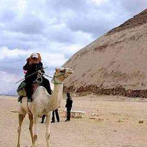 埃及萨卡拉地区的金字塔之一