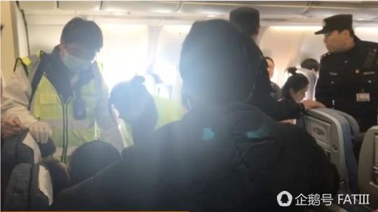 生病旅客落地后拒绝下机，图片截取自同机旅客所拍摄视频