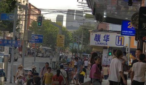静安闻喜路彭浦新村地铁站出口处，人流可随便考察，可做重餐饮