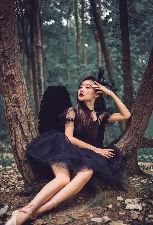 性感黑纱红唇美女森林魔幻风诱惑写真图片
