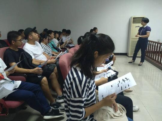 8月1日上午9时30分,石龙镇团委书记方嘉红带领石龙镇大学生交流中心