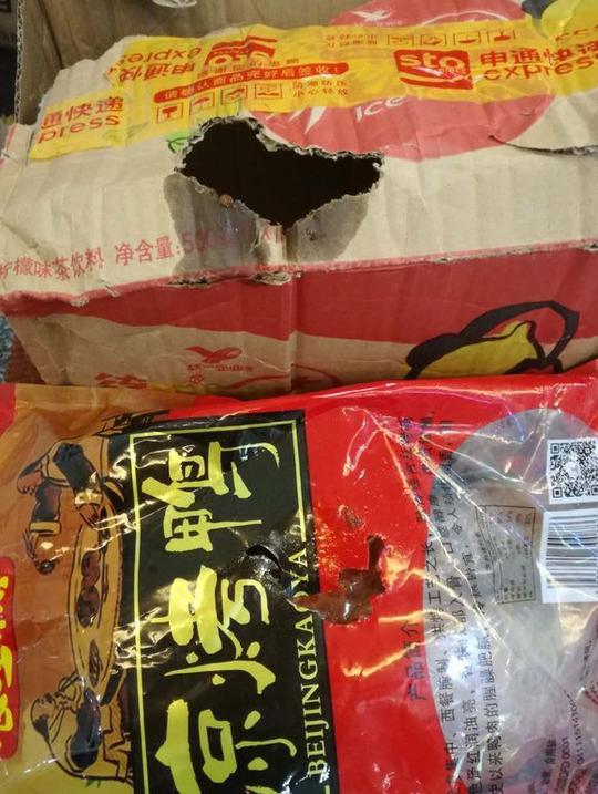 快递烤鸭包装现破洞:消费者称疑被鼠咬,申通定为破损件理赔