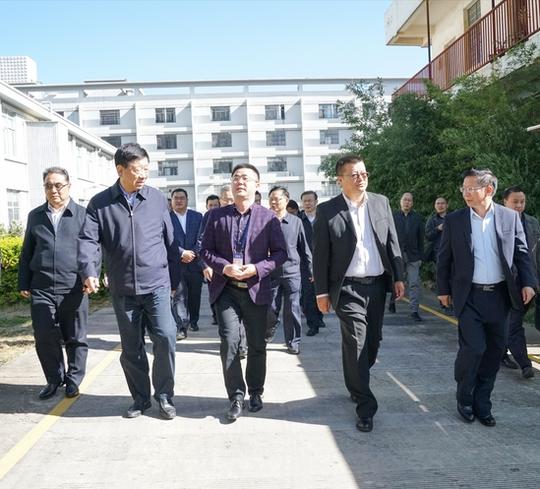 参观昆明经开区云南海归创业园通讯员王致捷/摄