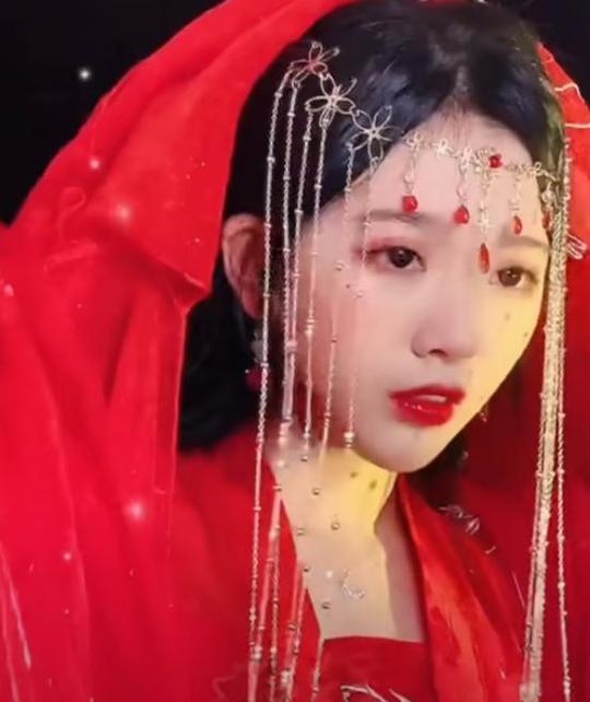 彭十六pk小橙子，同时cos新娘妆，谁是短视频第一古装美女?