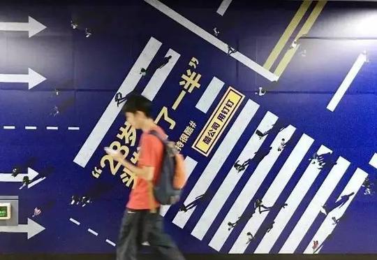 坚持很酷"的地铁广告,将26个创业故事做成了一篇微信推文,因排版怪异