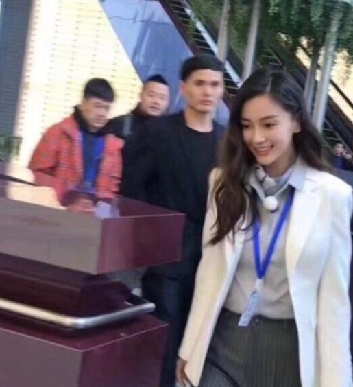 杨颖综艺化身女强人，回顾《创业时代》那蓝，她的气质稳重了!