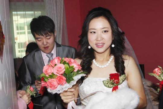 这可不是我孩子,是在婚礼上突然发烧了的小侄子,呵呵.