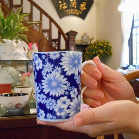 日本皇室御用香兰社蓝色大丁草花纹陶瓷马克杯1324-hml