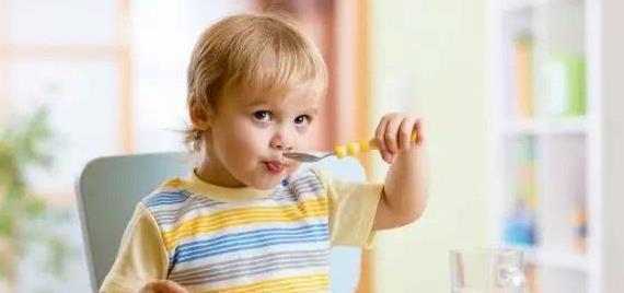 宝宝吃饭总是要喂怎么办