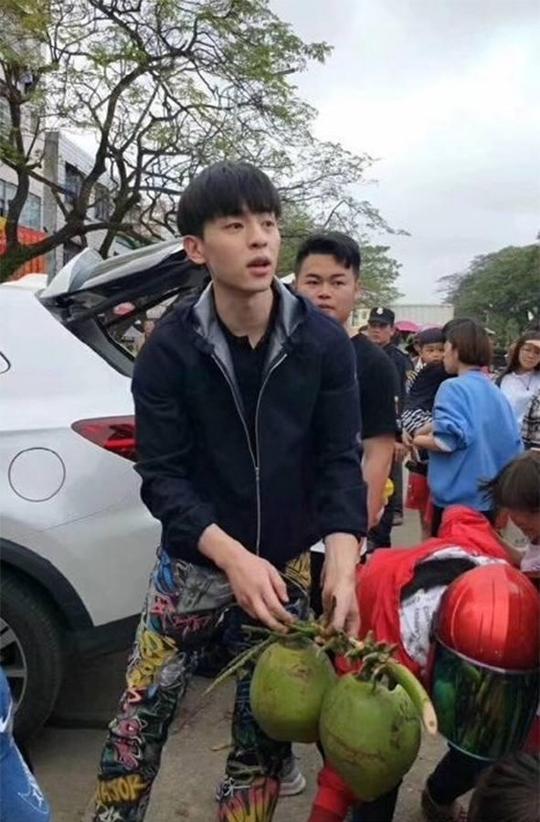 《爸爸去哪儿》春节版开录!邓伦摆摊卖椰子,陈小春
