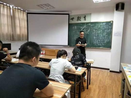 现在报名成人高考,即可参加考前专业辅导班!