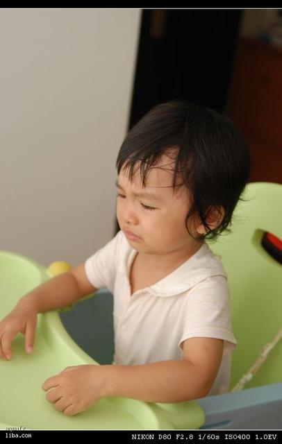 宝宝睡觉前爱哭闹掐脖子