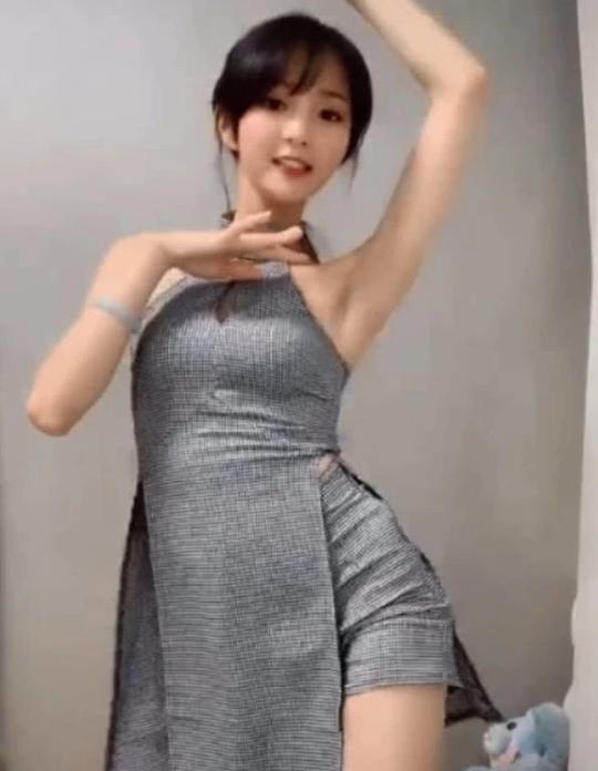 音乐声响起,女孩跟随着音乐的节奏舒展着身姿,从指尖动作到面部表情
