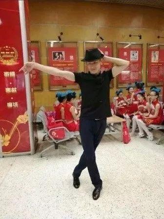 社会正文八个月后,通过快手平台,保洁叔模仿迈克尔杰克逊的舞蹈,在