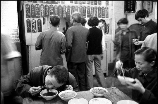 80年代成都的川菜馆子环境不怎样生意可真好(图1)