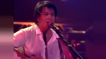台湾摇滚教父伍佰成名曲突然的自我现场版一把吉他一把风扇唱嗨全场的男人
