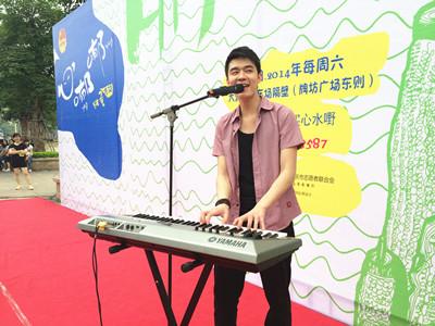 青年创意创业集市圆创业梦残疾人手工制品义卖受欢迎