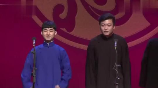 德云社家族一一出场，张云雷上场的时候，被九郎搀扶出来的!