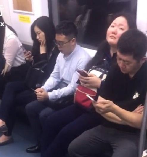一辆上班高峰期的地铁火了，看到地上的大爷，千万网友纷纷泪目