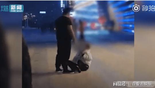 女孩被壮汉当街拉扯推搡坐地哭喊救命路人冷漠围观老外出手相助