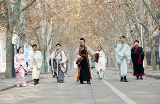 张鉴(中)与团队成员身穿汉服,走在学校中.