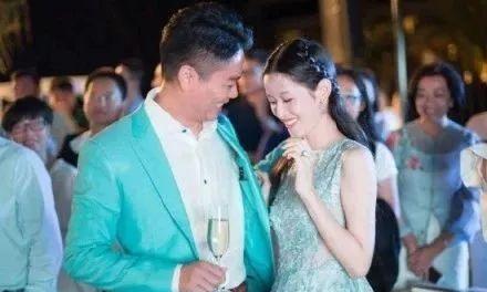 刘强东说不知妻子美,但没人注意到章泽天耐人寻味的眼神