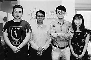 "八度阳光"负责人刘一锋(右2)和他的创业合作伙伴们
