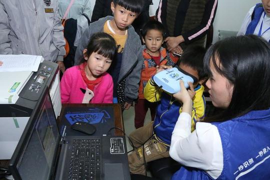 "互联互助,安全守护"儋州那大镇建档立卡贫困户儿童免费虹膜录入活动