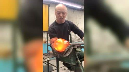 东硕琉璃艺术世界发了一个抖音短视频，你尽管点开，不好看算我输