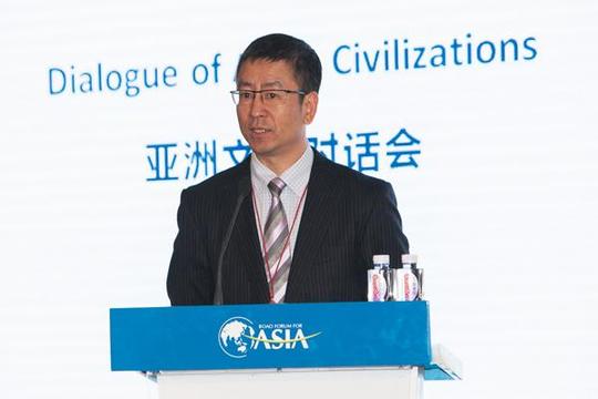 图为:中央电视台主持人白岩松