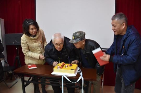 "生日主角是两位高龄老党员阳师傅,叶师傅,党龄均超过60年,他们百感