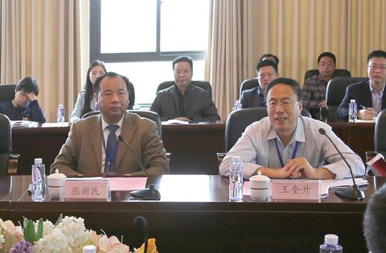 专家组王奎升教授在考查意见交流会上发言
