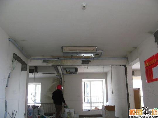 空调师傅先加了30公斤压力的氮气,在各室内机铜管接口处检查有无漏气