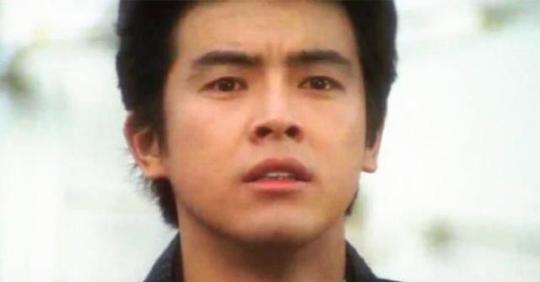 树林里异常安静,山口百惠撩起衣服下摆,急匆匆跟上了三浦友和
