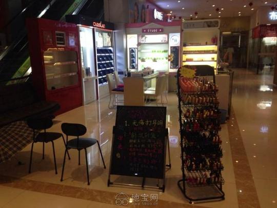 在校内科乐广场超市入口旁经营一家美甲店,生意很不错,由于怀孕,