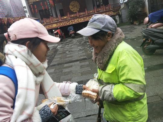 大学生自掏腰包给街头乞丐送早餐网友提醒：小心被骗