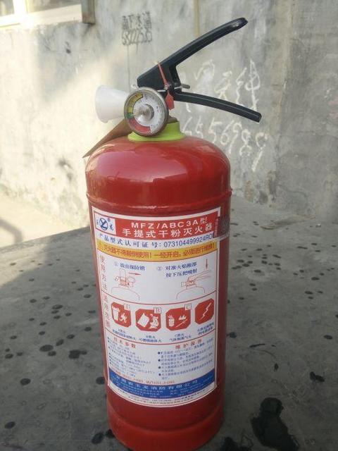 下列使用干粉灭火器的步骤哪个是正确的
