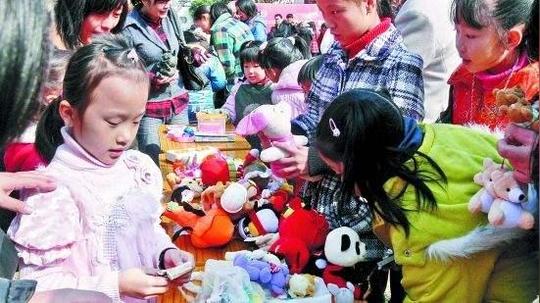 8岁孩子边上课边做生意，父母不知该不该管，路人却说:是个人才