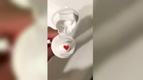 刷个牙都是爱你的形状，现在的商家太会做生意了，这牙膏必火!
