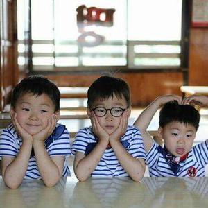 韩国演员宋一国的三胞胎儿子
