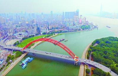 武汉建造的第四座汉江公路桥,因红色桥拱,亦称"彩虹桥".